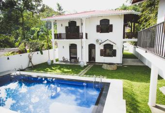 Villa Frangipani has Balcony rooms