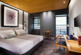 MET34 Athens has Balcony rooms