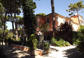 Hotel Boccaccio has Smoking/Balcony rooms
