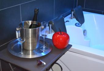 Mas Les Filaos (B&B&Bike) allows 18 year olds to book a room