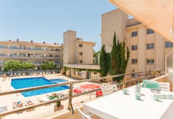 Pierre & Vacances Estartit Playa allows 18 year olds to book a room