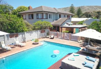 6 Stemmet Lodge allows 18 year olds to book a room