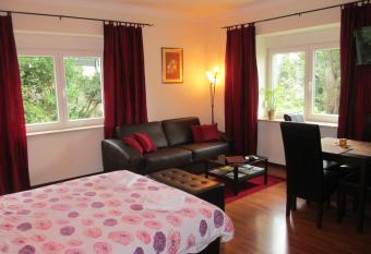 Apartment Villa Edmea has Balcony rooms