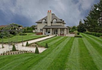 Lavender Lodge allows 18 year olds to book a room