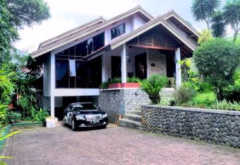 Holidayhome Alam Cipanas Puncak has Balcony rooms