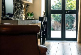 Tal   Restaurant & Suite has Balcony rooms