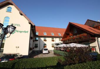 Hotel B  rgerhof allows 18 year olds to book a room