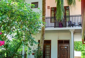 Villa Nature View allows 18 year olds to book a room