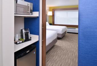 Holiday Inn Express & Suites Madison By IHG has rooms with a private hot tub