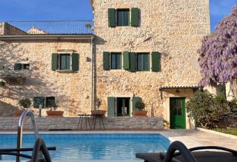 Neroli Place has Balcony rooms