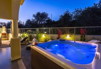 D_Loft Sea and Golf has rooms with a private hot tub