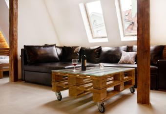 Apartamenty M  y  ska 4 allows 18 year olds to book a room