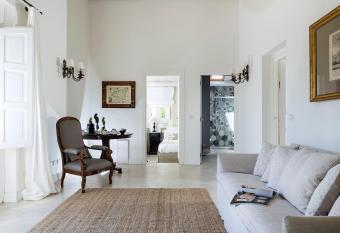 Donna Carmela Resort & Lodges has rooms with a private hot tub