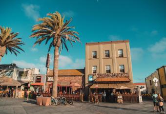Ith Hermosa Beach Surf Hostel Lax allows 18 year olds to book a room