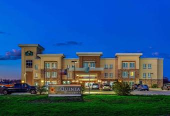 La Quinta Inn & Suites by Wyndham Luling allows 18 year olds to book a room