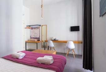 Maison du La Metro allows 18 year olds to book a room