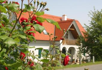 G  ste- und Vitalhaus Sauer allows 18 year olds to book a room