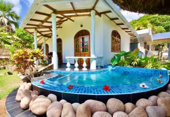 La Petite Maison and Sea Splash has rooms with a private hot tub