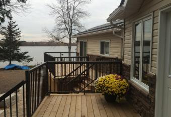 Victoria Harbour Cottages has Balcony rooms