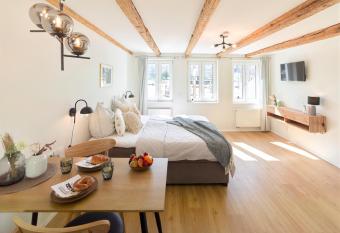 WachtRaum Reutlingen - Altstadt Apartment & Design Rooms an Stadthalle & Marktplatz allows 18 year olds to book a room