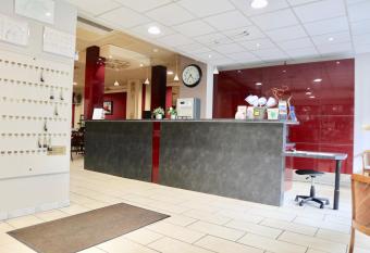 H  tel Louvre Vincenette allows 18 year olds to book a room