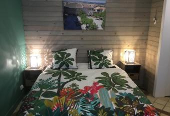 La Cambra d   Monflanquin allows 18 year olds to book a room