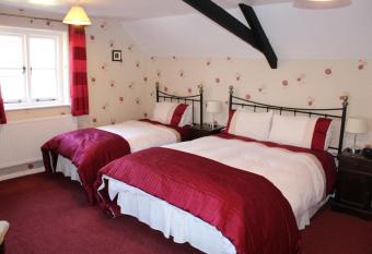 Yallands Farmhouse has rooms with a private hot tub