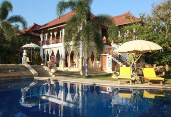 Villa Jakaranda and Villa Marakuya allows 18 year olds to book a room