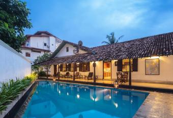 Green Casa has rooms with a private hot tub