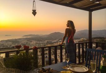 Jaw-Dropping View Villa has Balcony rooms