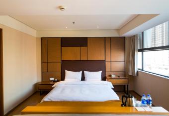 JI Hotel Shanghai Jindu Road allows 18 year olds to book a room