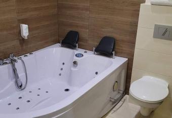 Restauracja Hotel Graal has rooms with a private hot tub