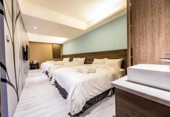 SIX FUKUN HOTEL allows 18 year olds to book a room