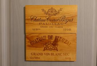 Rooms Maison 3 Magnoni has rooms with a private hot tub