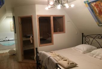 La Maison d Arc Chambres et Tables d H  tes has rooms with a private hot tub