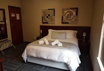 A Contempo Guesthouse has rooms with a private hot tub