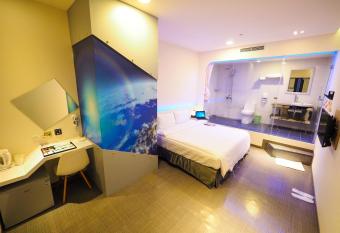 Galaxia Business Hotel allows 18 year olds to book a room