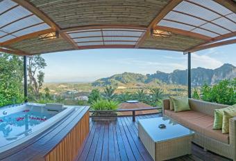 Aonang Fiore Resort - SHA Extra Plus has rooms with a private hot tub