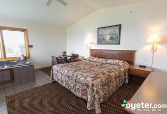 Lake Bluff Inn and Suites has rooms with a private hot tub