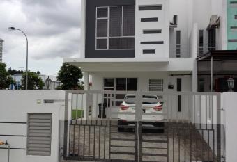 Comfort Holiday Home @ Bukit Indah has Balcony rooms