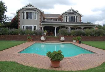 Maple Manor has Balcony rooms