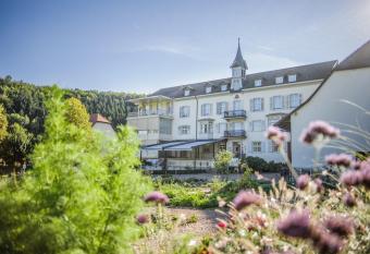 Bad Schauenburg allows 18 year olds to book a room