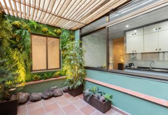 Apartamentos DV has rooms with a private hot tub