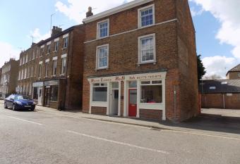 River Lodge B&B Ltd allows 18 year olds to book a room