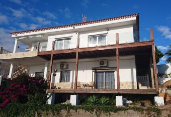 Lo mejor de la monta  a, Vista Bonita allows 18 year olds to book a room