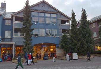 Tyndalstone Lodge has rooms with a private hot tub