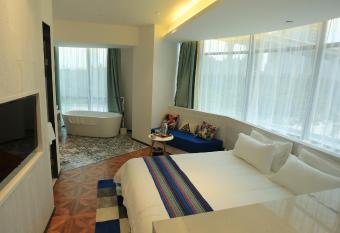 Aizhu Boutique Theme Hotel has rooms with a private hot tub
