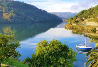 Douro Suites has rooms with a private hot tub