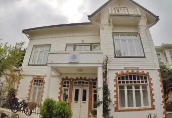 Serguzest Otel allows 18 year olds to book a room