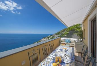 Golden Vaults Praiano has Balcony rooms